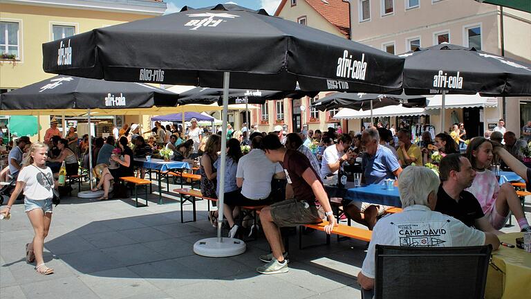 Das Stadtfest 'Mellrichstädter Leckerbissen' (im Bild der Marktplatz) wird im kommenden Jahr in Verbindung mit dem Streutal-Festival gefeiert. Das Stadtfest 'Mellrichstädter Leckerbissen' (im Bild der Marktplatz) wird im kommenden Jahr in Verbindung mit dem Streutal-Festival gefeiert.