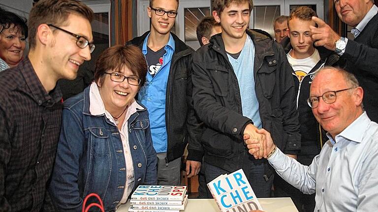 Neue Verbündete: In seinem Buch „Kirche und SPD“ legt Franz Maget die Gemeinsamkeiten seiner Partei mit den großen Kirchen dar. Bei seinem Vortrag im Pfarrheim von St. Andreas waren auch sehr viele junge Leute mit dabei. Sie ließen sich Magets Buch vom Autor signieren. Neue Verbündete: In seinem Buch „Kirche und SPD“ legt Franz Maget die Gemeinsamkeiten seiner Partei mit den großen Kirchen dar. Bei seinem Vortrag im Pfarrheim von St. Andreas waren auch sehr viele junge Leute mit dabei. Sie ließen sich Magets Buch vom Autor signieren.