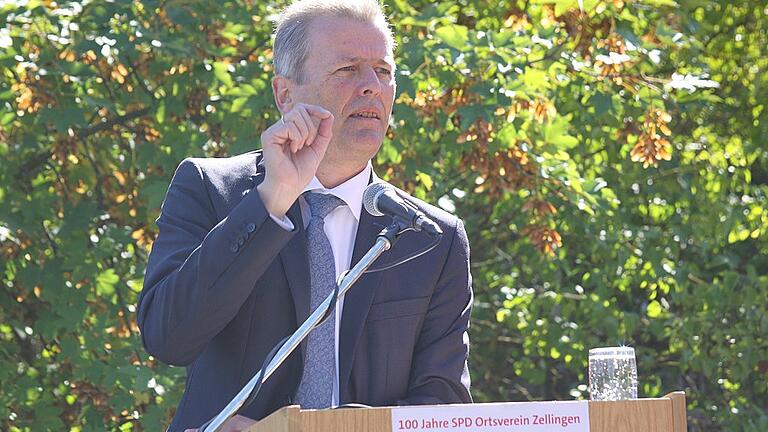 Nürnbergs Oberbürgermeister Ulrich Maly ging in seiner Rede auf die politische Situation in Deutschland ein und schlug den Spitznamen &bdquo;Demokraten Leo&rdquo; des Zellinger SPD-Ortsvereinsgründers als Titel eines Preises vor.