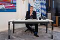 Parteitags-Rede am Schreibtisch: Parteichef Markus Söder beim virtuellen Parteitag der CSU mit ernstem Blick und Thermo-Tasse.