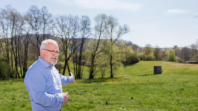 Im Flurgrund 'Schweinskopf' zwischen Handthal und Oberschwarzach wurde bereits vor Jahrzehnten ein Damm errichtet (rechts im Bild), der nach Starkregen die Wassermassen des Handthalbaches zurückhalten und Oberschwarzach schützen soll. Laut Bürgermeister fließt in dem Bereich genügend Wasser ab, um nach Regenfällen Wasserspitzen abzweigen, speichern und für die Weinbergsbewässerung nutzen zu können.