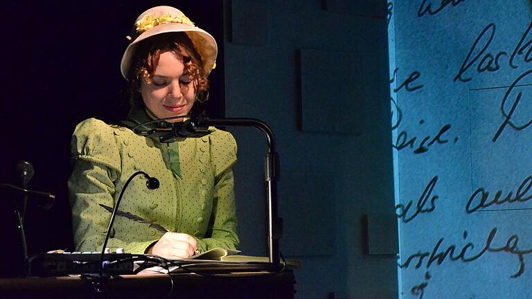Mary Shelley (Anna Schindlbeck) schreibt ihre Geschichte nieder. Die Zeilen werden auf eine Wand projiziert. Mary Shelley (Anna Schindlbeck) schreibt ihre Geschichte nieder. Die Zeilen werden auf eine Wand projiziert.