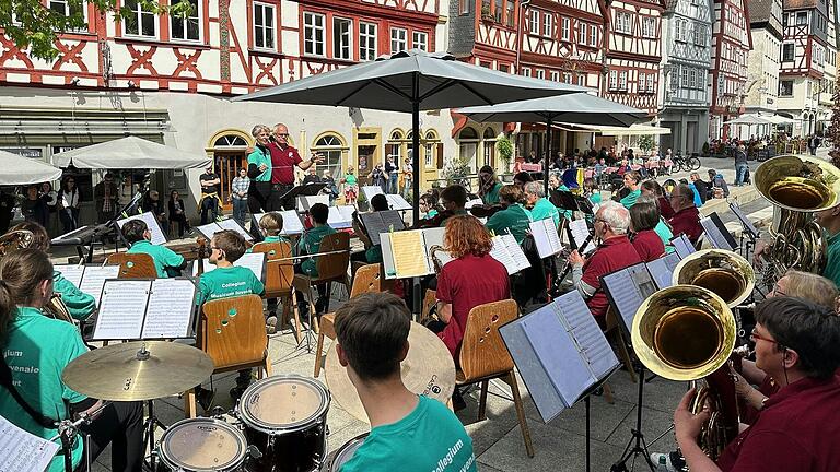 'Musik an der Furt' in der Ochsenfurter Altstadt geht in die nächste Runde. Im Bild das Collegium Musicum Iuvenale und die Musikkapelle Giebelstadt-Sulzdorf beim Auftakt im Vorjahr. 'Musik an der Furt' in der Ochsenfurter Altstadt geht in die nächste Runde. Im Bild das Collegium Musicum Iuvenale und die Musikkapelle Giebelstadt-Sulzdorf beim Auftakt im Vorjahr.