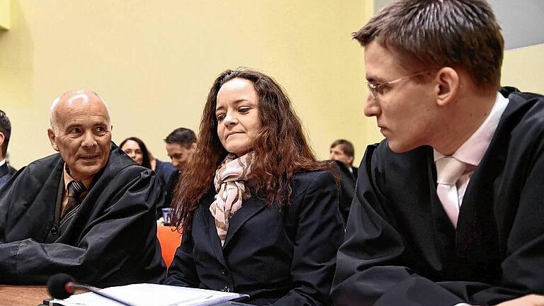 NSU-Prozess - Beate Zschäpe neben ihren Verteidigern Mathias Grasel (rechts) und Hermann Borchert. NSU-Prozess - Beate Zschäpe neben ihren Verteidigern Mathias Grasel (rechts) und Hermann Borchert.