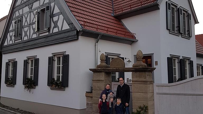 Familie Fallenbacher (Ehepaar Christina und Christoph mit den Kindern Sophie, Max und Charlotte) vor ihrem neuen Zuhause in Kleinmünster