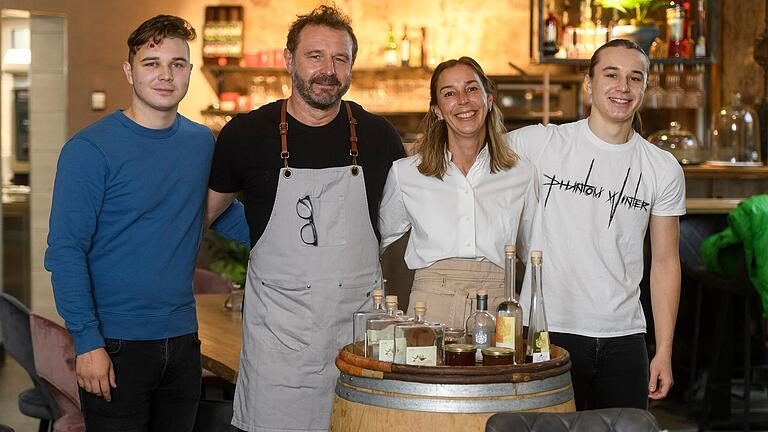 Familie Flohr hat einen alten Bauernhof in Sommerhausen renoviert und dort ein Weinbistro eingerichtet. Stefan und Angelika Flohr (Mitte) haben dabei Hilfe von ihren Söhnen Matthäus (links) und Stefan. Familie Flohr hat einen alten Bauernhof in Sommerhausen renoviert und dort ein Weinbistro eingerichtet. Stefan und Angelika Flohr (Mitte) haben dabei Hilfe von ihren Söhnen Matthäus (links) und Stefan.