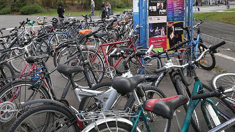 Viele Räder, aber nicht genügend Stellplätze. Wo soll man sein Fahrrad am Bahnhof hinstellen?