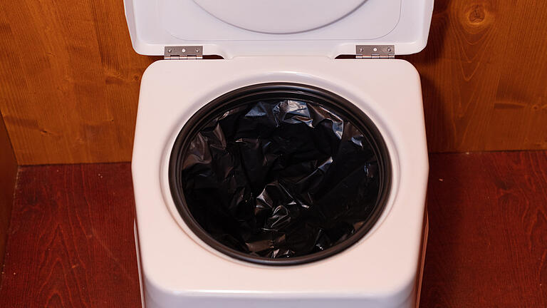 Würzburgs erstes mietbares Hausboot ist unterwegs - Die Toilette des Hausboots leitet die Fäkalien natürlich nicht in den Fluss. Sie funktioniert mit einer Tüte und einem speziellen Salz, das nach dem Toilettengang gestreut wird. Würzburgs erstes mietbares Hausboot ist unterwegs - Die Toilette des Hausboots leitet die Fäkalien natürlich nicht in den Fluss. Sie funktioniert mit einer Tüte und einem speziellen Salz, das nach dem Toilettengang gestreut wird.