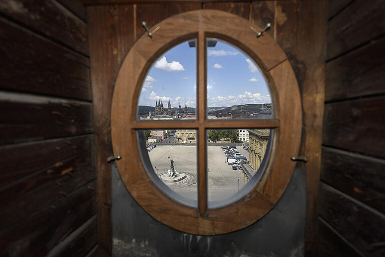 Ein Ausblick auf Residenzplatz, Frankoniabrunnen und die Stadt, wie ihn nur der Hausmeister hat beim Kontrollgang im Dachboden über dem Treppenhaus der Residenz. Ein Ausblick auf Residenzplatz, Frankoniabrunnen und die Stadt, wie ihn nur der Hausmeister hat beim Kontrollgang im Dachboden über dem Treppenhaus der Residenz.