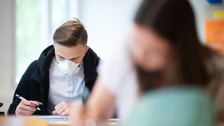 Die ersten zwei Schulwochen müssen die Schüler an weiterführenden Schulen in Bayern einen Mund-Nasen-Schutz tragen. Die ersten zwei Schulwochen müssen die Schüler an weiterführenden Schulen in Bayern einen Mund-Nasen-Schutz tragen.