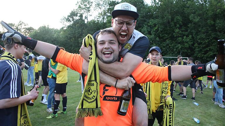 Partykönig: Im Spiel war der Arnsteiner Torhüter Marvin Treutlein ein sicherer Rückhalt, beim Feiern einer der Lautesten. Partykönig: Im Spiel war der Arnsteiner Torhüter Marvin Treutlein ein sicherer Rückhalt, beim Feiern einer der Lautesten.
