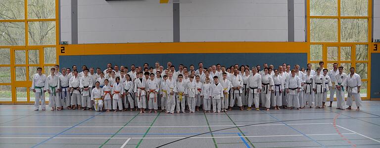 Gruppenfoto mit allen Teilnehmern des Lehrgangs. Gruppenfoto mit allen Teilnehmern des Lehrgangs.