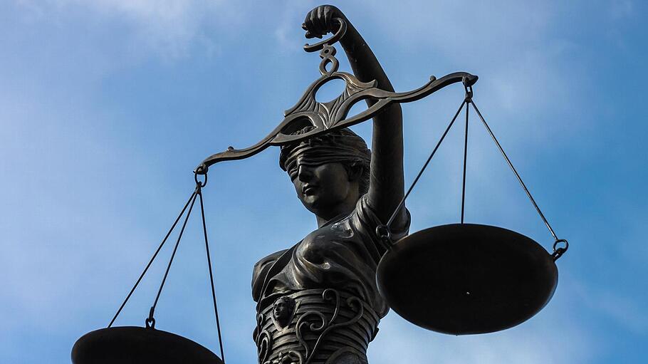 Ein Finanzbeamter und seine Frau standen wegen Steuerhinterziehung vor Gericht.  Symbolfoto: C. Schulz       -  Ein Finanzbeamter und seine Frau standen wegen Steuerhinterziehung vor Gericht.  Symbolfoto: C. Schulz
