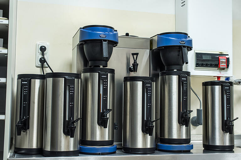 Die Kaffeemaschinen vorbereiten für den Morgen und die Patienten-Frühstücke: Auch das macht der Nachtdienst. Die Kaffeemaschinen vorbereiten für den Morgen und die Patienten-Frühstücke: Auch das macht der Nachtdienst. 