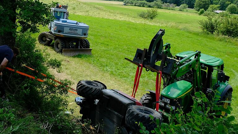 Bei Arbeiten in der Osterburgstraße von Haselbach ist am Montagvormittag ein Baggerfahrer einen Hang hinuntergestürzt. Er musste mit schweren Verletzungen in den Rhön-Klinikum-Campus geflogen werden.