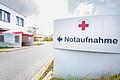 Ein Schild mit der Aufschrift 'Notaufnahme' steht am Haßfurter Krankenhaus. Zurzeit werden 21 von Corona Betroffene stationär im Krankenhaus behandelt, davon fünf auf der Intensivstation.