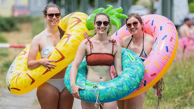 Klarer Vorteil gegenüber den Freibädern: In Seen und Buchten haben mehr Schwimmtiere und Wasserzubehör Platz. Klarer Vorteil gegenüber den Freibädern: In Seen und Buchten haben mehr Schwimmtiere und Wasserzubehör Platz.