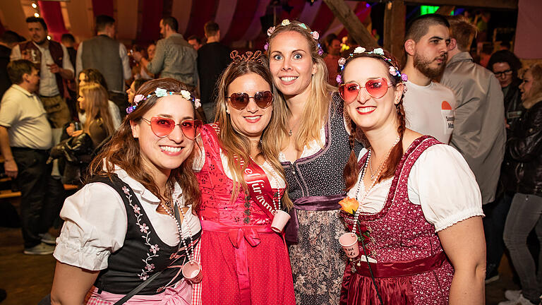 Volles Zelt und beste Feierlaune beim Frühjahrsvolksfest am Samstag 01.04.23 in Würzburg. Für die Partystimmung sorgten die Hettstadter Musikanten.