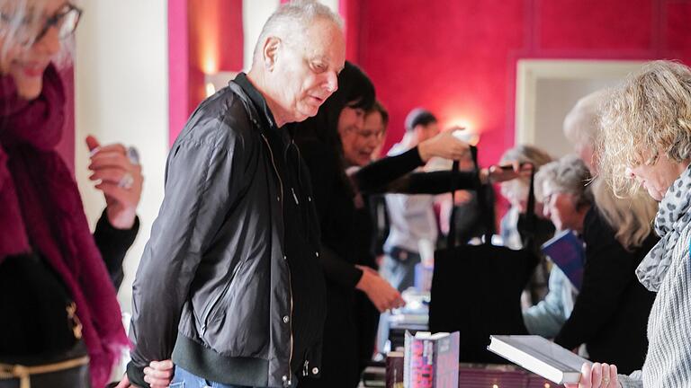 Manfred Metzner (in schwarzer Jacke) war in diesem Jahr mit dem Heidelberger Verlag 'Das Wunderhorn' einer der drei Spitzenpreisträger des Deutschen Verlagspreises. Der Preis ist mit 60.000 Euro dotiert, womit Manfred Metzner einige literarische Projekte umsetzen möchte.