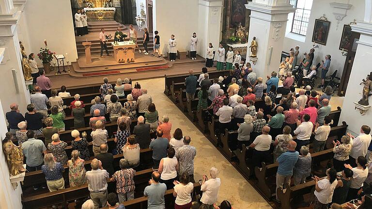 Im Gottesdienst bedankten sich Pfarrer Becker und Kirchenpfleger Christian Menig bei Susanne Riedmann, Stefanie Braun und Stefanie Naun für die Organisation des Festes. Im Gottesdienst bedankten sich Pfarrer Becker und Kirchenpfleger Christian Menig bei Susanne Riedmann, Stefanie Braun und Stefanie Naun für die Organisation des Festes.