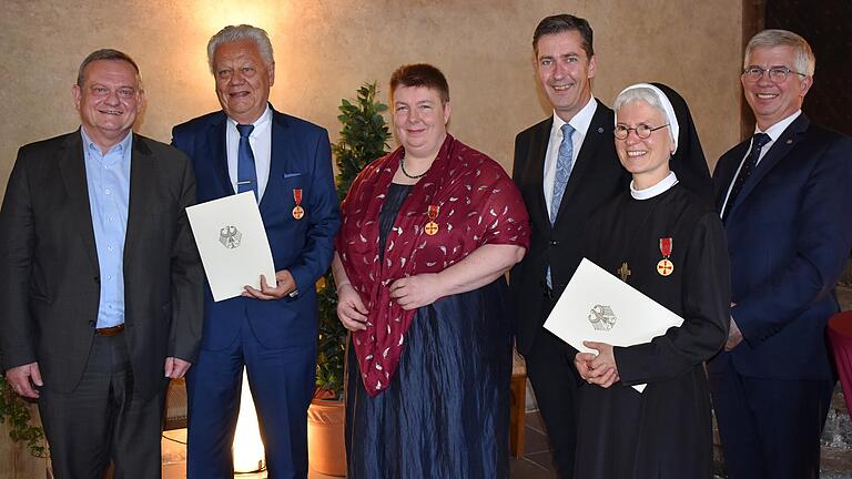 Bei der Verleihung de Verdienstmedaille des Verdienstordens der Bundesrepublik Deutschland im historischen Wenzelsaal des Rathauses: (von links nach rechts) CSU-Landtagsabgeordneter Manfred Ländner, Reinhart Stumpf, Xenia Heimberger, Oberbürgermeister Christian Schuchardt, Schwester Oberin M. Katharina Merz und der Bundestagsabgeordnete Andrew Ullmann.