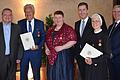 Bei der Verleihung de Verdienstmedaille des Verdienstordens der Bundesrepublik Deutschland im historischen Wenzelsaal des Rathauses: (von links nach rechts) CSU-Landtagsabgeordneter Manfred Ländner, Reinhart Stumpf, Xenia Heimberger, Oberbürgermeister Christian Schuchardt, Schwester Oberin M. Katharina Merz und der Bundestagsabgeordnete Andrew Ullmann.