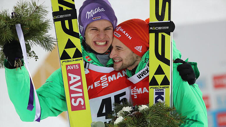 Medaillen       -  Andreas Wellinger (l) und Markus Eisenbichler holten sich Silber und Bronze. Foto: Karl-Josef Hildenbrand