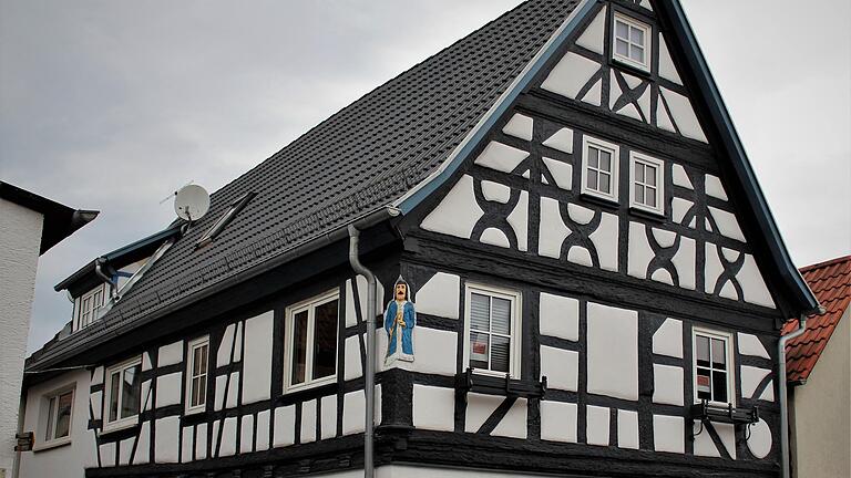 Das blaue Haus ist nun braun: Die Eigentümer des Hauses haben das Fachwerk neu gestrichen. Das blaue Haus ist nun braun: Die Eigentümer des Hauses haben das Fachwerk neu gestrichen.