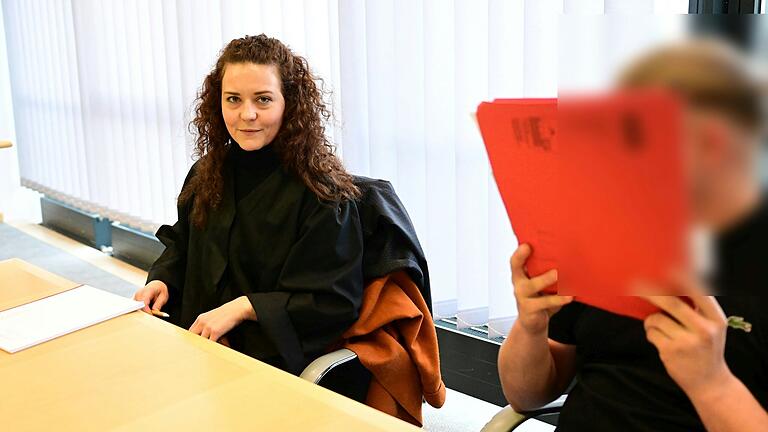 Rechtsanwältin Lara Baumann aus Bamberg und der Angeklagte im Gerichtssaal. Rechtsanwältin Lara Baumann aus Bamberg und der Angeklagte im Gerichtssaal.