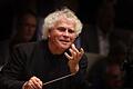 Siemens Musikpreis für Sir Simon Rattle       -  Sir Simon Rattle will das Preisgeld für den Siemens Musikpreis in ein Orchesterprojekt stecken.