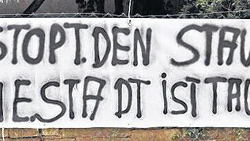 Deutlicher Protest: In Rügshofen hängen Plakate aus. Deutlicher Protest: In Rügshofen hängen Plakate aus.