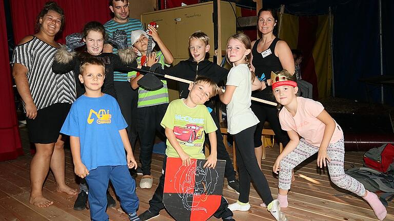 Lustiger Sommercircus für alle bei der vom Bundesbildungsministerium geförderten Ferienspaß-Aktion im Grafenrheinfelder Jugendhilfezentrum Maria Schutz. Im Bild Sebastian Wenzel (hinten Mitte) und Marina Graser (Zweiter von rechts) vom einrichtungseigenen Zirkusteam mit den „Clowns” beim Training. Lustiger Sommercircus für alle bei der vom Bundesbildungsministerium geförderten Ferienspaß-Aktion im Grafenrheinfelder Jugendhilfezentrum Maria Schutz. Im Bild Sebastian Wenzel (hinten Mitte) und Marina Graser (Zweiter von rechts) vom einrichtungseigenen Zirkusteam mit den „Clowns” beim Training.