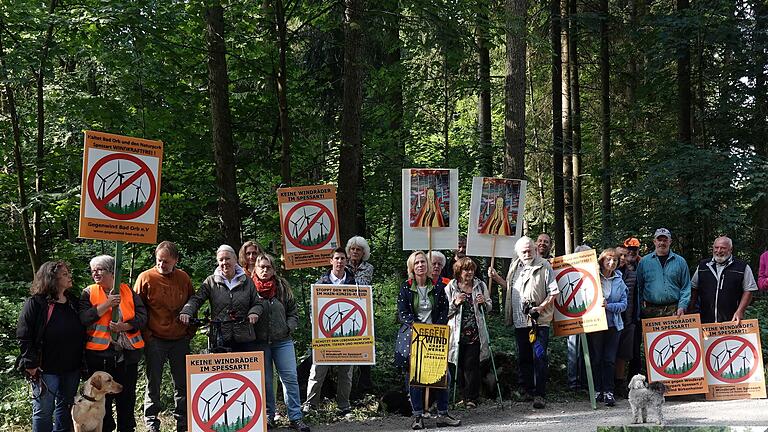 Teilnehmer einer Demonstration gegen Windräder im Naturpark Spessart