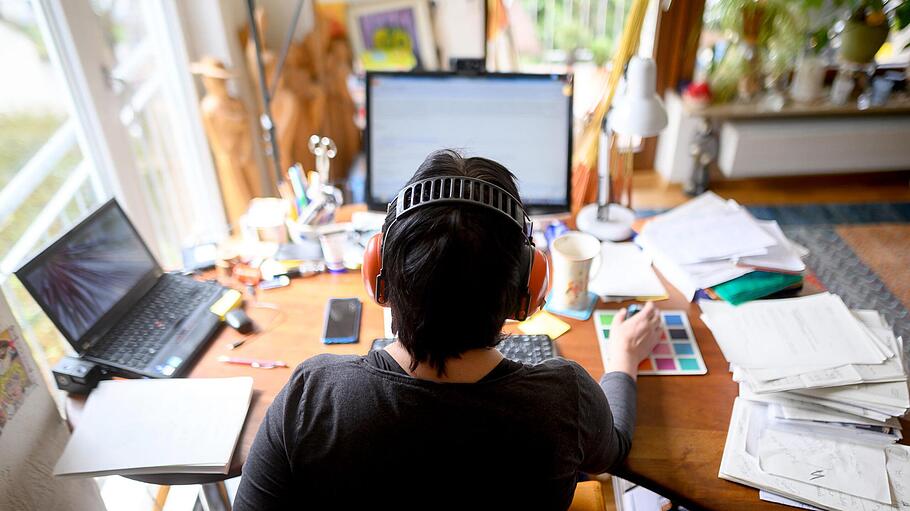 Immer mehr Home Office: In der Corona-Zeit wurde für viele Menschen das Zuhause zum Arbeitsplatz. Foto: Sebastian Gollnow/dpa       -  Immer mehr Home Office: In der Corona-Zeit wurde für viele Menschen das Zuhause zum Arbeitsplatz. Foto: Sebastian Gollnow/dpa
