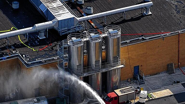 Gegen die Giftgaswolke: Dutzende Löschfahrzeuge der Feuerwehr waren nach einem Chemieunfall in Bad Fallingbostel im Einsatz sowie rund 1000 Helfer, darunter ABC-Soldaten der Bundeswehr.