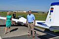 Der LSC-Vorsitzende Herbert Sattler präsentiert Landrätin Tamara Bischof das moderne Segelflugzeug, auf dem jetzt junge Piloten wie Leopold Fischer (im Hintergrund) ausgebildet werden können.