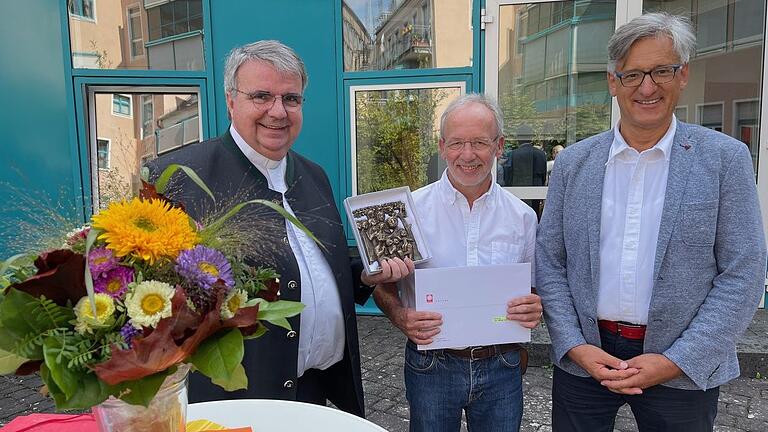 Domkapitular Clemens Bieber (links) würdigte bei einer Feierstunde die Verdienste von Michael Wolf (Mitte), der sich Jahrzehnte an der Fachakademie Sankt Hildegard engagierte, rechts Schulleiter Thomas Steigerwald.