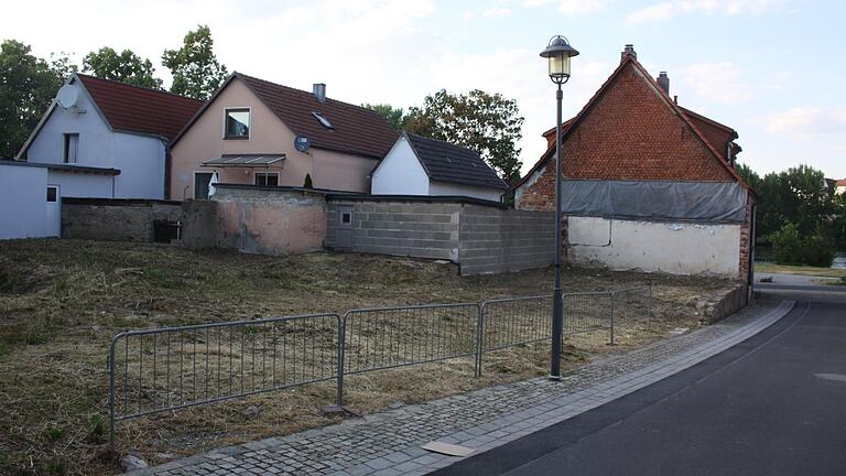 Für diese Grundstücke in der Langgasse in Zellingen ließ die Gemeinde eine Planung für ein Wohnhaus erstellen, um wasserrechtliche Auflagen klären zu können. Weil die Flächen im '100-jährigen Hochwasser' des Maines liegen, sprang bereits ein Kaufinteressent ab. Für diese Grundstücke in der Langgasse in Zellingen ließ die Gemeinde eine Planung für ein Wohnhaus erstellen, um wasserrechtliche Auflagen klären zu können. Weil die Flächen im '100-jährigen Hochwasser' des Maines liegen, sprang bereits ein Kaufinteressent ab.
