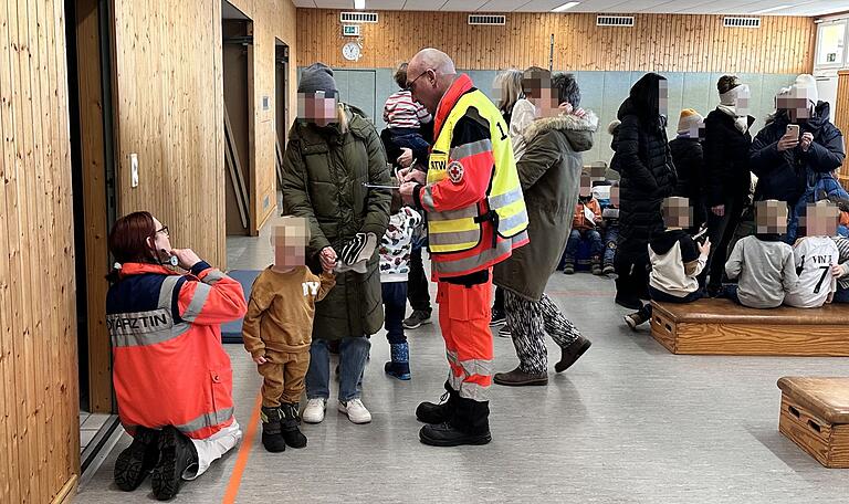 Die Kinder wurden in der nahen Schulturnhalle untergebracht. Dort untersuchte sie eine Notärztin. Die Kinder wurden in der nahen Schulturnhalle untergebracht. Dort untersuchte sie eine Notärztin.
