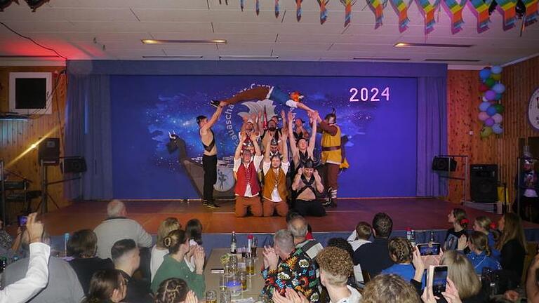 Das Männerballett trat als Wikingergruppe auf. - Das Männerballett trat als Wikingergruppe auf. Das Männerballett trat als Wikingergruppe auf. - Das Männerballett trat als Wikingergruppe auf.