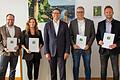 Verdient gemacht um die Umwelt: (von links) Manuel Sakowski (GFR), Martina Schöderlein (Main-PostLogistik); Bürgermeister Martin Heilig, Dr. Michael Zöller (WUQM) und Benjamin Pickel (AMW).