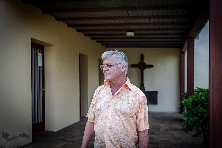 Klaus Spyra kehrt der Leichenhalle in Willmars den Rücken zu. Näher an das Gebäude kann er nicht gehen. Die Erinnerungen, was der Pfarrer ihm dort angetan hat, sind präsent, als würde es gerade geschehen. Klaus Spyra kehrt der Leichenhalle in Willmars den Rücken zu. Näher an das Gebäude kann er nicht gehen. Die Erinnerungen, was der Pfarrer ihm dort angetan hat, sind präsent, als würde es gerade geschehen.