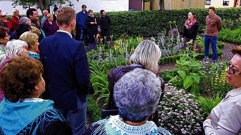 Eröffnung: Zum Tag der offenen Gartentür trafen sich die Gartenfreunde in Hassenbach im Garten der Familie Hepp. Eröffnung: Zum Tag der offenen Gartentür trafen sich die Gartenfreunde in Hassenbach im Garten der Familie Hepp.