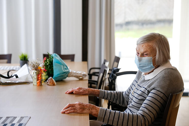 Irmgard Mensch freut sich über die Geschenke zum Muttertag - aber am glücklichsten macht die Seniorin, dass sie ihren Sohn wieder sieht. Irmgard Mensch freut sich über die Geschenke zum Muttertag - aber am glücklichsten macht die Seniorin, dass sie ihren Sohn wieder sieht. 