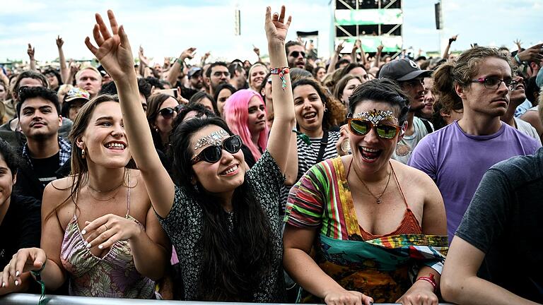 Das Gesicht liebevoll mit Glitzersteinchen verziert rundet den perfekten Festival-Look ab.