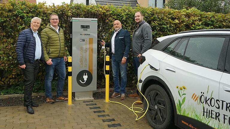 Die neue E-Ladesäule am Parkplatz bei der Kindertagesstätte in Karbach wurde von Bürgermeister Bertram Werrlein (Zweiter von rechts) und den Vertretern der Energieversorgung Lohr-Karlstadt offiziell eröffnet. Die neue E-Ladesäule am Parkplatz bei der Kindertagesstätte in Karbach wurde von Bürgermeister Bertram Werrlein (Zweiter von rechts) und den Vertretern der Energieversorgung Lohr-Karlstadt offiziell eröffnet.