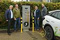 Die neue E-Ladesäule am Parkplatz bei der Kindertagesstätte in Karbach wurde von Bürgermeister Bertram Werrlein (Zweiter von rechts) und den Vertretern der Energieversorgung Lohr-Karlstadt offiziell eröffnet.