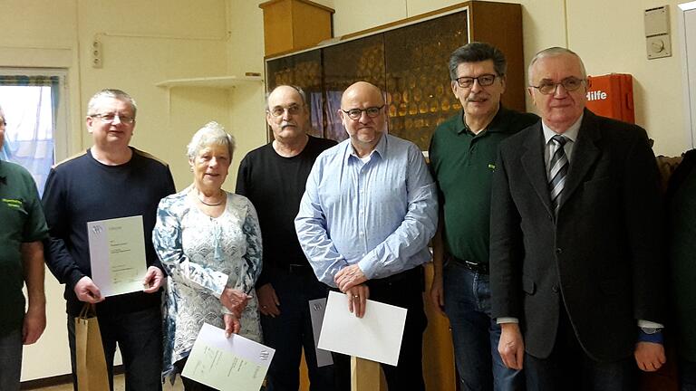 Die Eigenheimer Obbach ehrten Mitglieder, von links: 2. Vorstand Dieter Blüml, Thomas Lochner (25 Jahre), Monika Alin (20 Jahre), Karl Keßler (25 Jahre), Harald Schlenker (30 Jahre), 1. Vorstand Kurt Lieb (25 Jahre), Landesvorstandsmitglied Georg Grembler und Klaus Helmerich, Kassier. Die Eigenheimer Obbach ehrten Mitglieder, von links: 2. Vorstand Dieter Blüml, Thomas Lochner (25 Jahre), Monika Alin (20 Jahre), Karl Keßler (25 Jahre), Harald Schlenker (30 Jahre), 1. Vorstand Kurt Lieb (25 Jahre), Landesvorstandsmitglied Georg Grembler und Klaus Helmerich, Kassier.