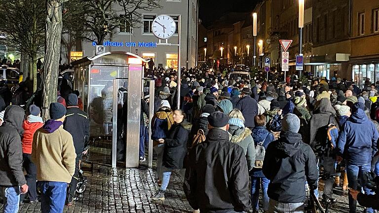 Am Wochenende gab es weitere Demonstrationen der Corona-Maßnahmen-Gegner in Bayern. In Schweinfurt zogen 600 bis 700 Personen durch die Stadt. Am Wochenende gab es weitere Demonstrationen der Corona-Maßnahmen-Gegner in Bayern. In Schweinfurt zogen 600 bis 700 Personen durch die Stadt.