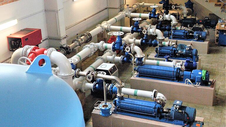 Das Wasserwerk des Wasserzweckverbandes Gruppe Mitte in Kleineibstadt: Der Landkreis hält an Plänen fest, in absehbarer Zeit Fernwasser aus Oberfranken für das Grabfeld und nötigenfalls für den gesamten Landkreis zu beziehen.